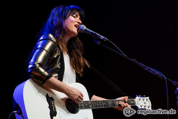 Soloact - Bilder von KT Tunstall als Opener der Simple Minds live in Frankfurt 