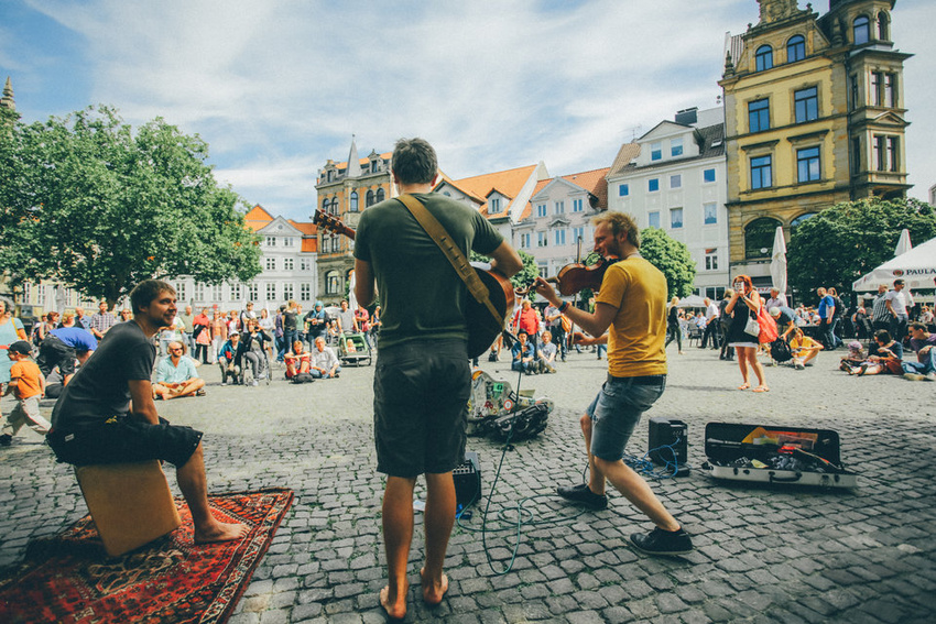 Straßenmusik in und um Deutschland: Wie du erfolgreich bist und Geld verdienst