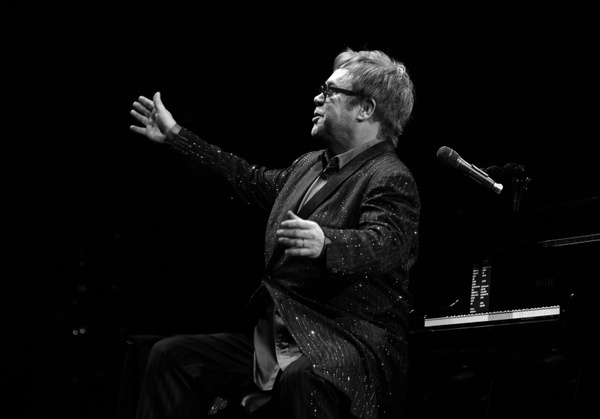 Auf dem Weg der Besserung - Elton John: Konzerte in Deutschland und Österreich sollen trotz Krankheit stattfinden 