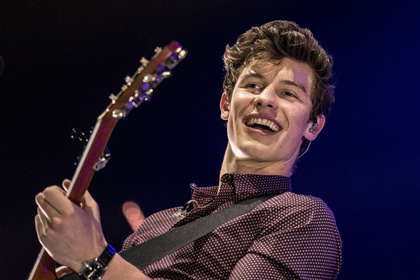 Im Handygewitter - Umschwärmt: Fotos von Shawn Mendes live in der Barclaycard Arena in Hamburg 