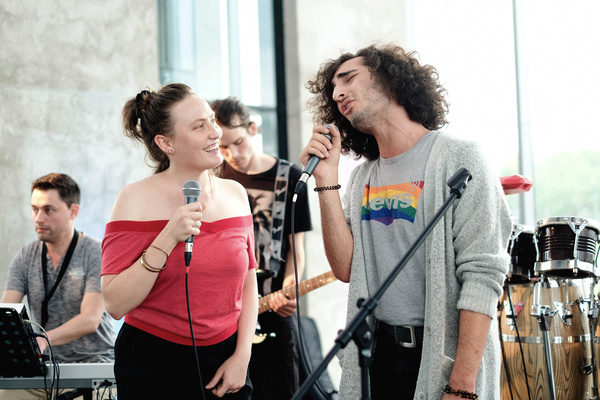 Die Zeit steht still - Die Funkloch Jamsession im Heidelberger Hautpbahnhof verbindet Generationen 