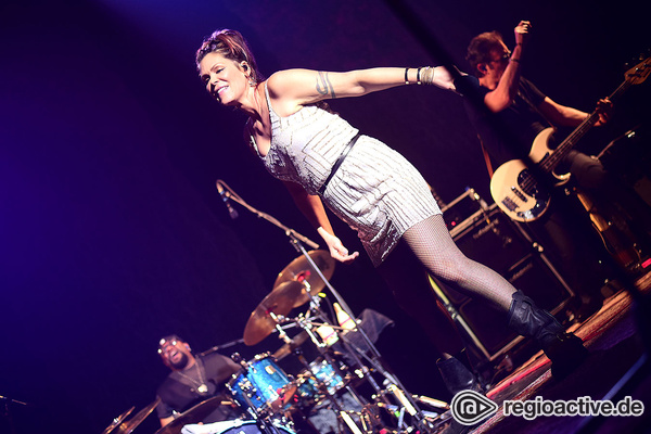 Feuerrot - Mitreißend: Bilder von Beth Hart live im Capitol Mannheim 