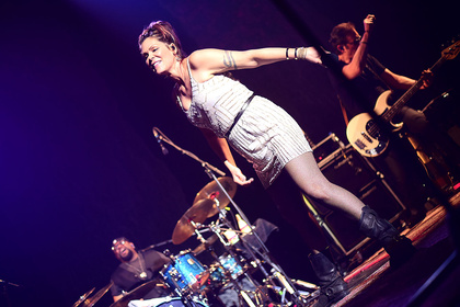 Feuerrot - Mitreißend: Bilder von Beth Hart live im Capitol Mannheim 