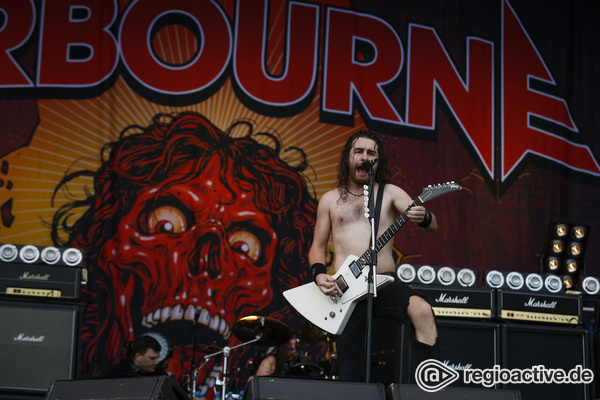 Wer hat die Kokosnuss geklaut? - Auf's Ganze: Live-Bilder von Airbourne bei Rock im Park 2017 