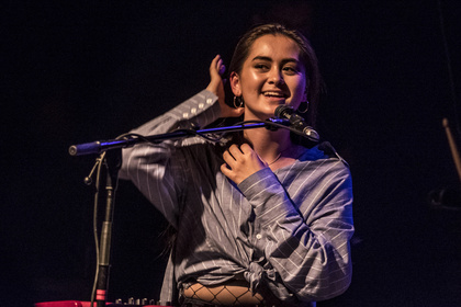 Stimmgewaltig - Solo: Live-Fotos von Jasmine Thompson im Knust in Hamburg 