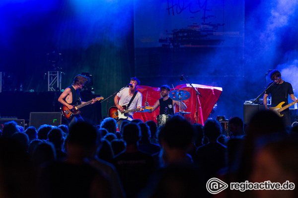 Bebende Bühne - Fotos von Blackout Problems als Vorgruppe von Sum 41 live in Mannheim 