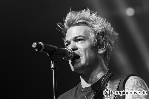 Im Rahmen des Zeltfestivals Rhein-Neckar - Sum 41: Fotos der Punkband live im Maimarktclub Mannheim 