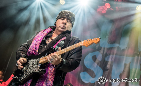 Mit Kopftuch - Little Steven Van Zandt heizt auf der Leipziger Parkbühne das Soulfire an 