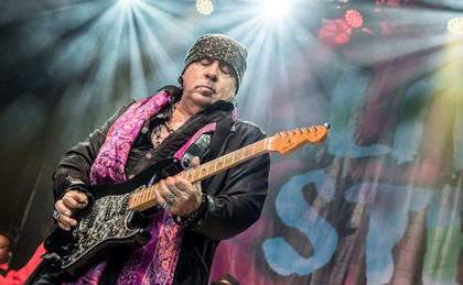 Mit Kopftuch - Little Steven Van Zandt heizt auf der Leipziger Parkbühne das Soulfire an 