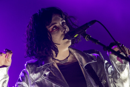 Manchester takes over - Bilder von Pale Waves als Support für The 1975 in Offenbach 2017 