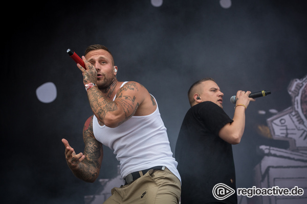 Mit Spaß bei der Sache - Muskelprotz: Bilder von Kontra K live beim Southside Festival 2017 