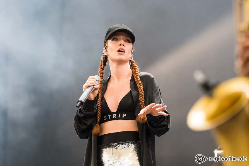 Jess Glynne (live beim Wireless Festival, 2017)