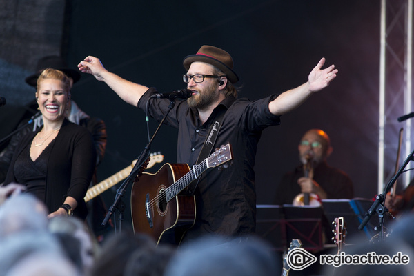 Gitarren-Guru - Gut aufgelegt: Live-Fotos von Gregor Meyle beim Burgsommer Neuleiningen 