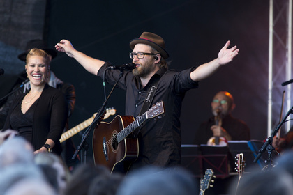 Gitarren-Guru - Gut aufgelegt: Live-Fotos von Gregor Meyle beim Burgsommer Neuleiningen 