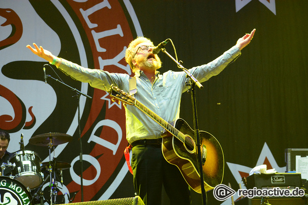 Und 'ne Buddel Rum - Flogging Molly: Live-Bilder der Punkband beim Happiness Festival 2017 