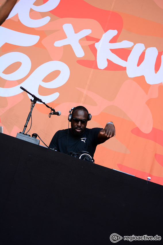 Ace Tee & Kwam.E (live beim Happiness Festival, 2017)