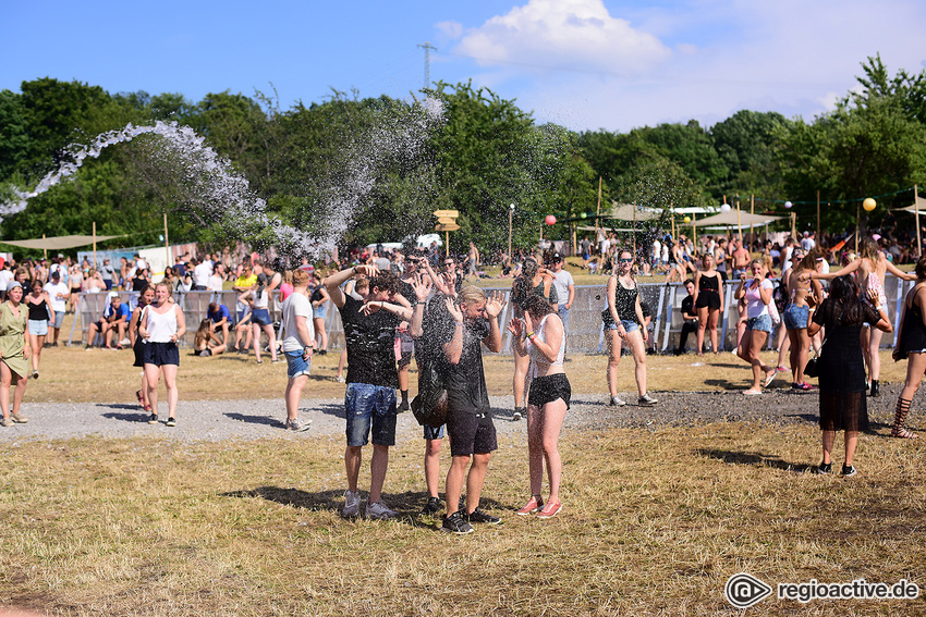 Von Wegen Lisbeth (live beim Happiness Festival, 2017)