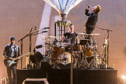 In jeder Hinsicht riesig - U2 spielen im Olympiastadion Berlin ein denkwürdiges Konzert im Regen 
