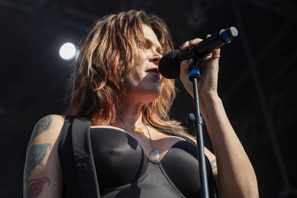 Voller Energie - Female Blues: Bilder von Beth Hart live bei den Jazzopen Stuttgart 