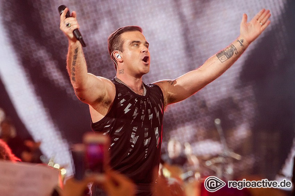 Im Handymeer - Robbie Williams: Bilder des Superstars aus der Commerzbank-Arena in Frankfurt 