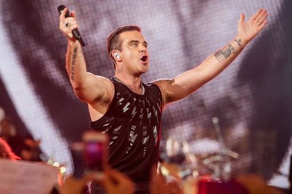 Im Handymeer - Robbie Williams: Bilder des Superstars aus der Commerzbank-Arena in Frankfurt 