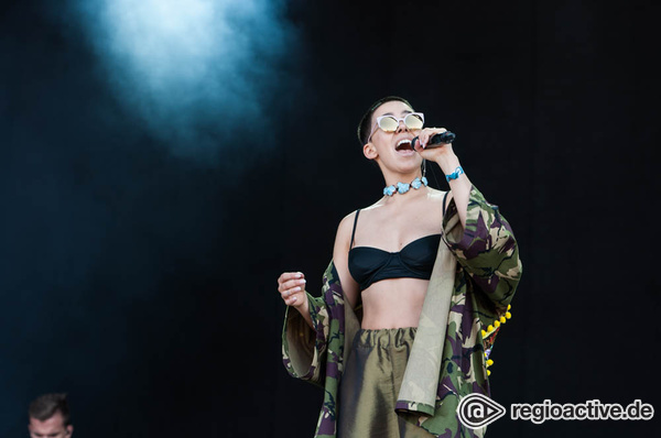 Zum Hinsehen und Hören - Extravagant: Live-Bilder von Frida Gold beim Deichbrand Festival 2017 