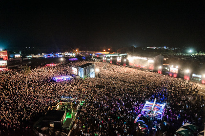 Die erste Welle - Deichbrand Festival 2018 bestätigt Die Toten Hosen und weitere Acts 