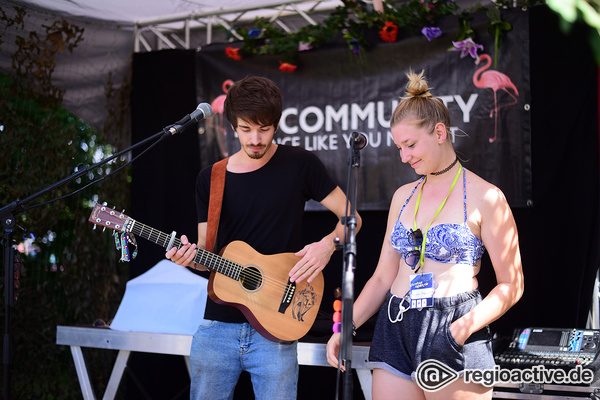 Kleine Bühne, große Gefühle - Urban Fox: Live-Fotos des Singer/Songwriters beim Trebur Open Air 2017 