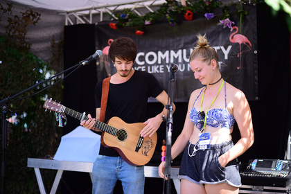 Kleine Bühne, große Gefühle - Urban Fox: Live-Fotos des Singer/Songwriters beim Trebur Open Air 2017 