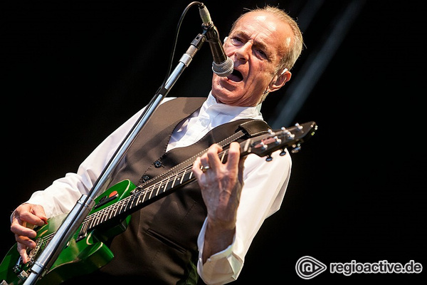 Zum Anfassen und Abgehen - Status Quo und Uriah Heep: Zwei Rocklegenden bei Musik im Park in Schwetzingen 