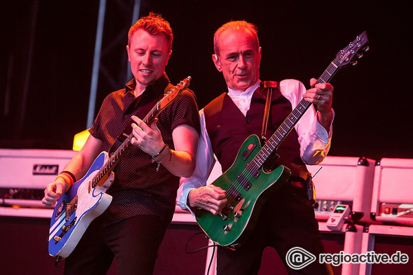 Zwei Klassiker - Boogie-Time: Fotos von Status Quo live bei Musik im Park in Schwetzingen 