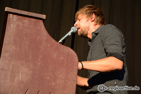 Fühlt sich wie Heimat an - Live-Bilder von Johannes Falk als Opener von Philipp Poisel in Schwetzingen 