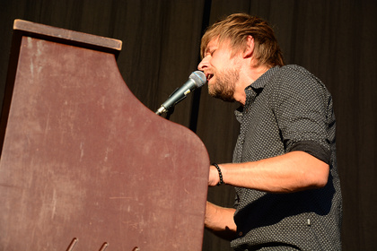 Fühlt sich wie Heimat an - Live-Bilder von Johannes Falk als Opener von Philipp Poisel in Schwetzingen 