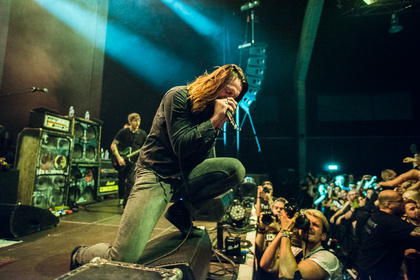 Alles andere als einschläfernd - Live-Bilder von While She Sleeps als Support von Architects in Wiesbaden 