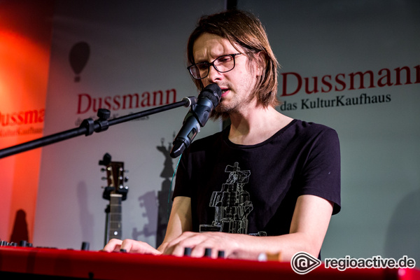 Hautnah - Fotos von Steven Wilson live im Kulturkaufhaus Dussmann in Berlin 