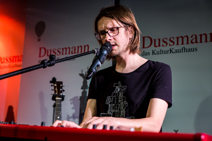 Hautnah - Fotos von Steven Wilson live im Kulturkaufhaus Dussmann in Berlin 