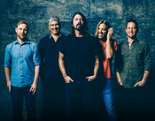 Rick-Rolled: Foo Fighters & Rick Astley spielen "Never Gonna Give You Up" live