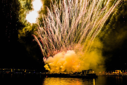 Leuchtsignale - Lichterspektakel am Main: Fotos vom großen Feuerwerk beim Museumsuferfest in Frankfurt 2017 