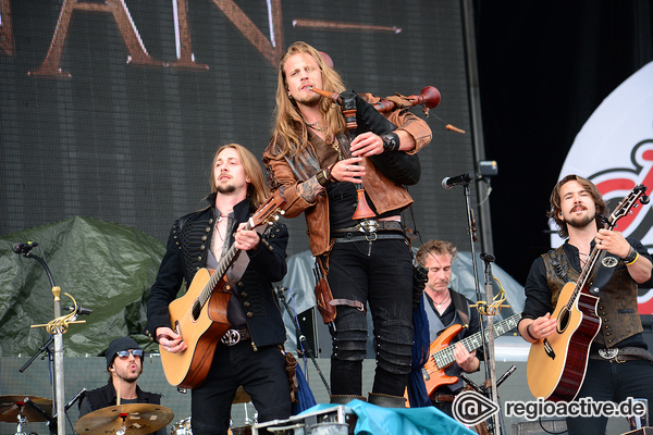 Mit Dudelsack bewaffnet - Live-Bilder von d'Artagnan als Support von Andreas Gabalier in Hockenheim                    