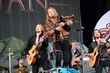 Mit Dudelsack bewaffnet - Live-Bilder von d'Artagnan als Support von Andreas Gabalier in Hockenheim 