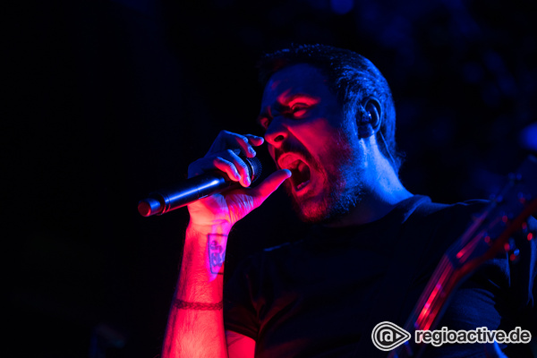 Limbo unter der Messlatte - Breaking Benjamin spielen in Frankfurt ein sehr durchwachsenes Konzert 