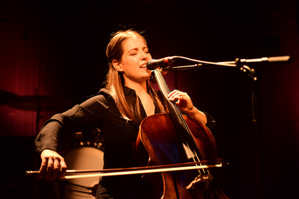 Sie spielte Cello - Sinnlich: Live-Bilder von Luisa Babarro im Tollhaus in Karlsruhe 