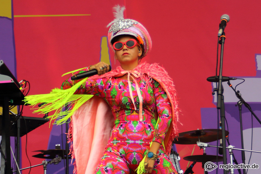 Bomba Estéreo live beim Lollapalooza 2017