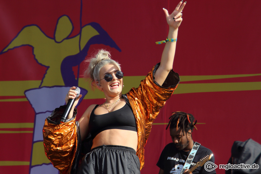 Anne-Marie live beim Lollapalooza