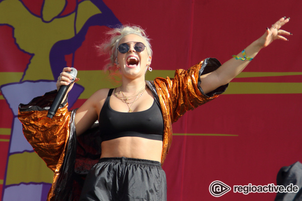 Tanzmusik - Partylady: Fotos von Anne-Marie live beim Lollapalooza 2017 