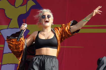 Tanzmusik - Partylady: Fotos von Anne-Marie live beim Lollapalooza 2017 