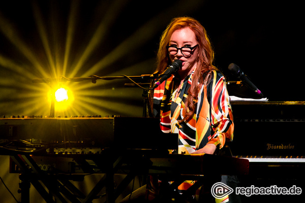 Mit Brille - Fesch: Fotos von Tori Amos live in der Jahrhunderthalle Frankfurt 