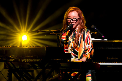 Mit Brille - Fesch: Fotos von Tori Amos live in der Jahrhunderthalle Frankfurt 