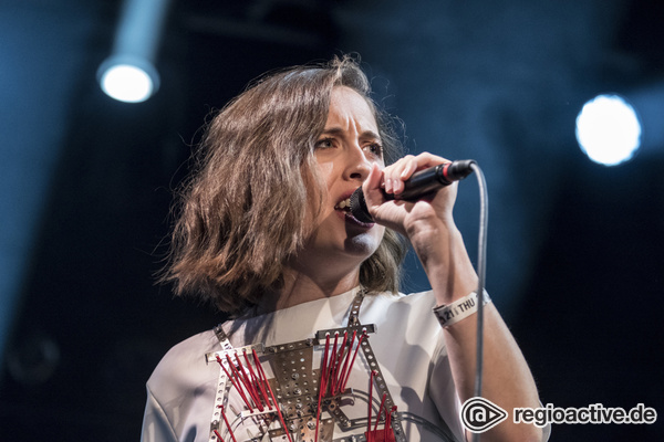 Hinaus in die weite Welt - Entwurzelt: Fotos von Alice Merton live beim Reeperbahn Festival 2017 