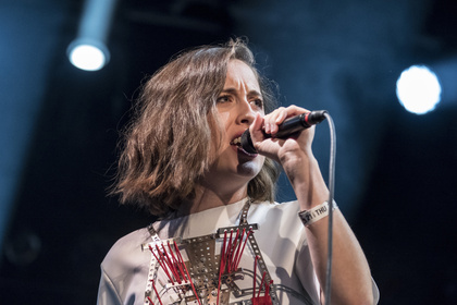 Hinaus in die weite Welt - Entwurzelt: Fotos von Alice Merton live beim Reeperbahn Festival 2017 